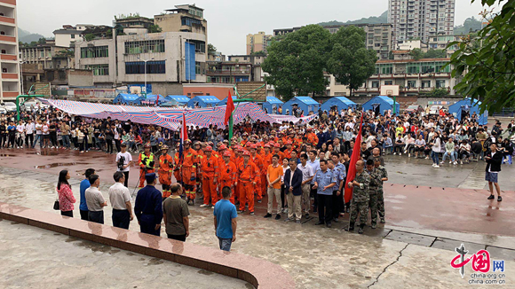 自贡市消防救援支队到达珙泉镇【中国网 图】在确认险情后,自贡市消防